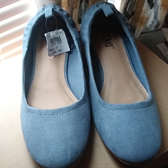 Shoes - Picture 3 of 4